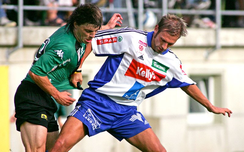 Bernhard Baumgartner, hier gegen Milan Pacanda im Zweikampf, spielte in der vergangenen Saison in Kirchbichl