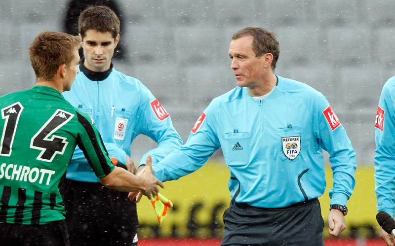 Vor Spielbeginn begrüßten sich Andreas Schrott und Stefan Meßner mit einem Handshake; in der 73. Minute schickte Meßner Schrott frühzeitig duschen