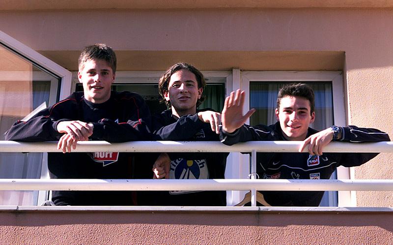 Bernhard Erkinger, umrahmt Pascal Grünwald links und Florian Sturm