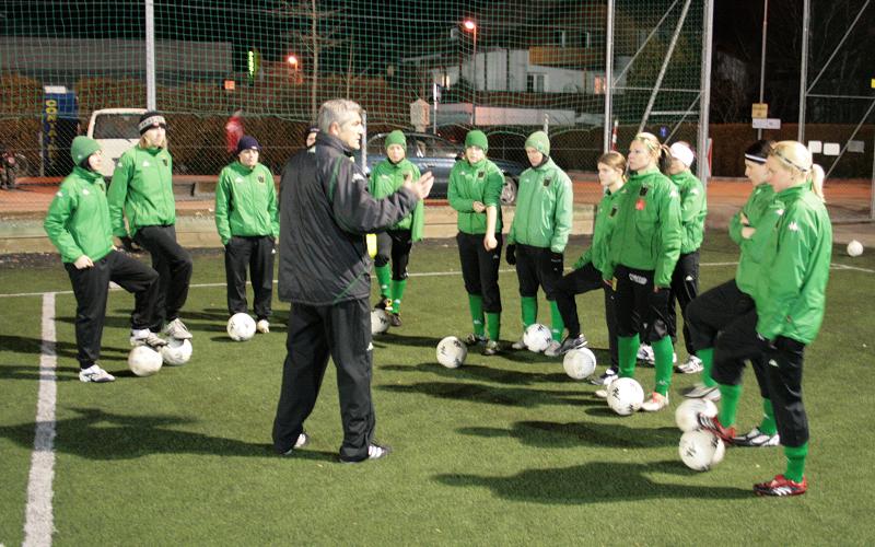 Trainer Tanaskovic schwört seine Mädels auf die kommenden Aufgaben ein
