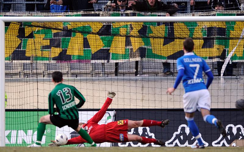 79. Minute: Marcel Schreter scheitert per Elfmeter an Lustenau Torhüter Dobnik
