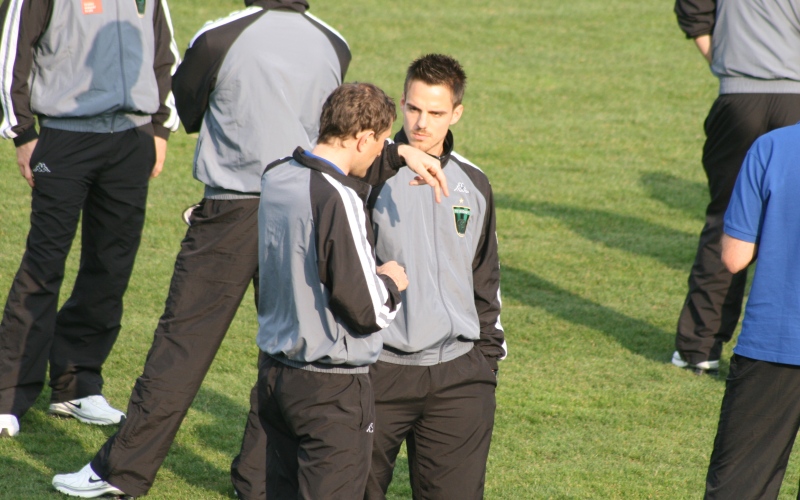 Vor dem Spiel in Lustenau gab es von Trainer Walter Kogler noch letzte Anweisungen für Mario Sara