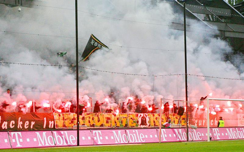 Die Fans feiern das 17 jährige Bestehen der Verrückten Köpfe