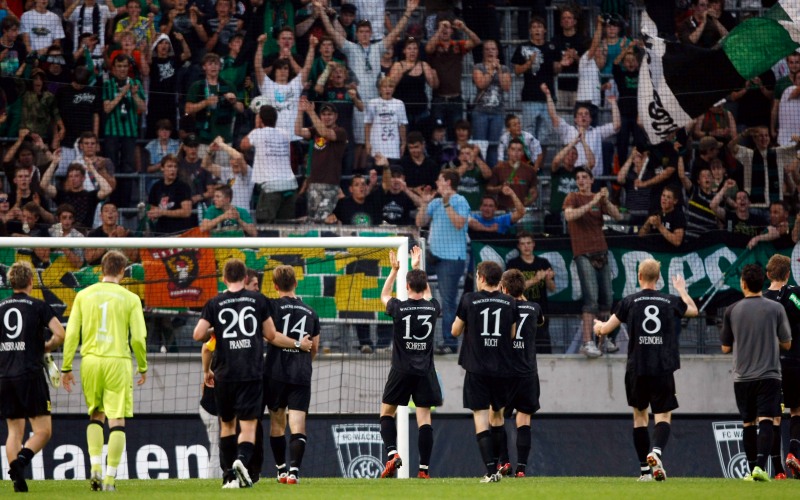 Die Mannschaft verabschiedet sich beim zwölften Mann