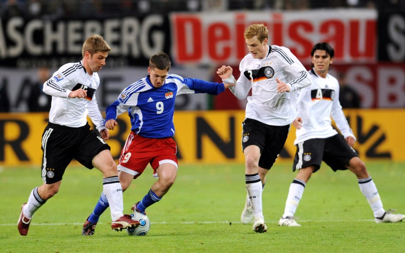 In Liechtensteins Nationalteam darf sich Thomas Beck gegen Topstars wir Per Mertesacker messen. Bei Hard in der Westliga warten mit Kofler oder Kaloperovic Spieler, die ihre Karriere erst starten. In Liechtensteins Nationalteam darf sich Thomas Beck gegen Topstars wir Per Mertesacker messen. Bei Hard in der Westliga warten mit Kofler oder Kaloperovic Spieler, die ihre Karriere erst starten.