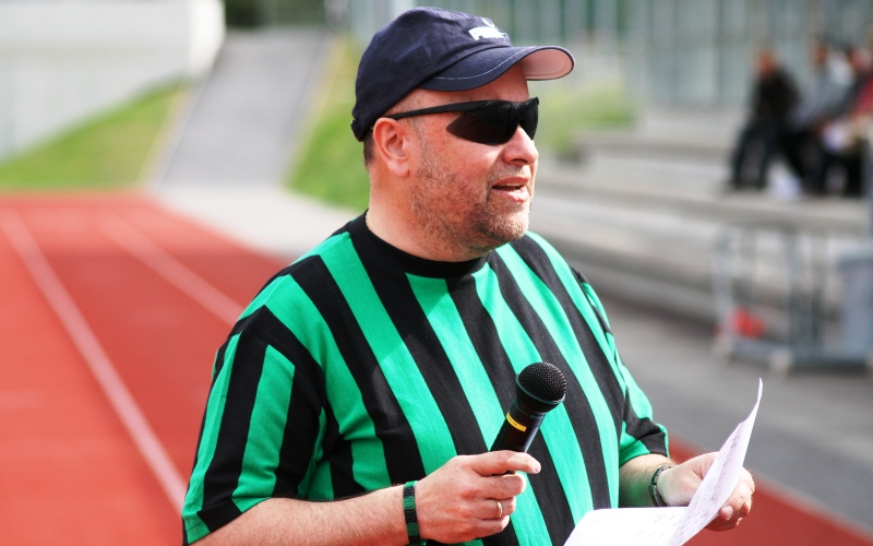 Im wackeren Outfit und mit Mikro in der Hand heizt Didi Hupfauf die Stimmung bei den Spielen des FC Wacker Innsbruck an