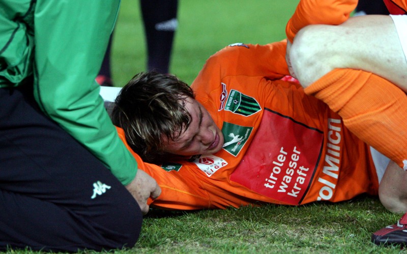 Andreas Hölzl musste nach dem Spiel gegen die Admira am 15.4.2006 nach der Schlägerei behandelt werden
