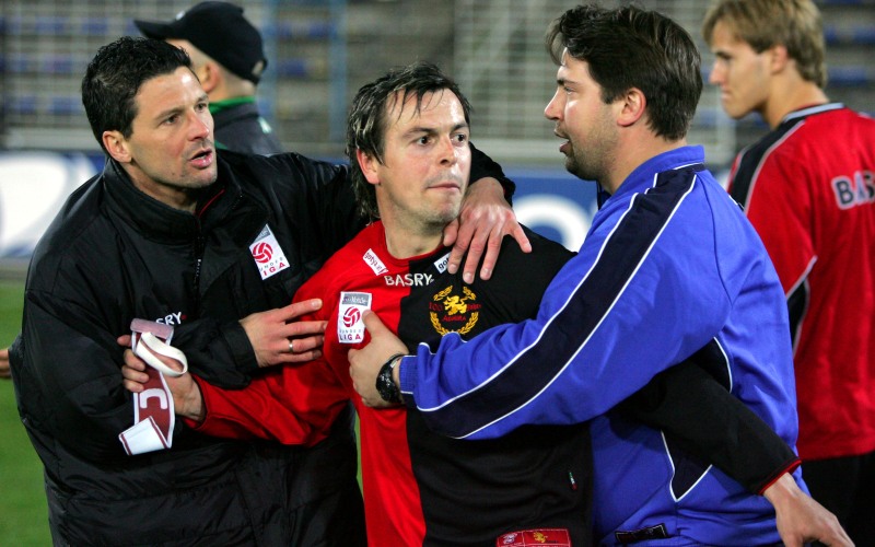 Auch der ehemalige FC Tirol Spieler Jürgen Panis war in die Tumulte involviert und musste von teamkollegen zurückgehalten werden Auch der ehemalige FC Tirol Spieler Jürgen Panis war in die Tumulte involviert und musste von teamkollegen zurückgehalten werden