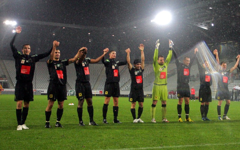 Die Welle des Erfolgs nach dem Spiel bei den Innsbruck Spielern