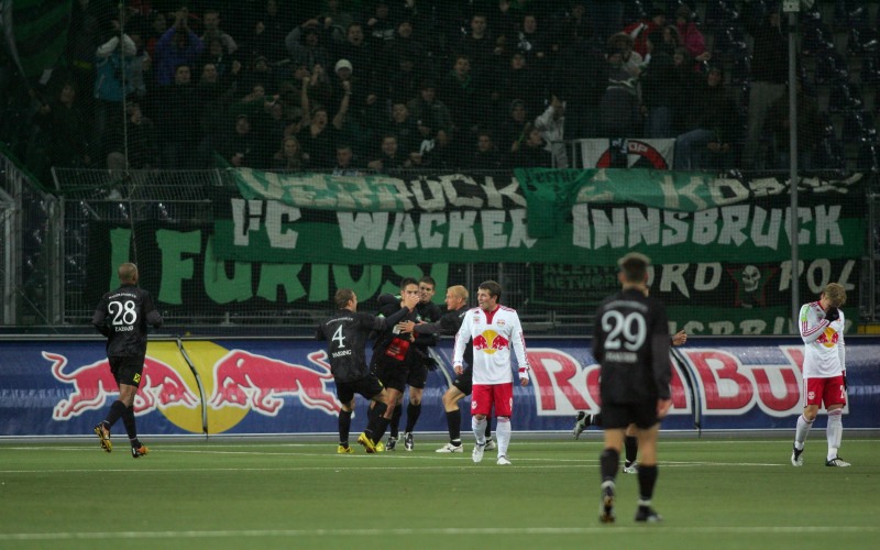 Erlösender Jubel beim 2:2 Ausgleichstreffer vor dem Innsbruck Sektor