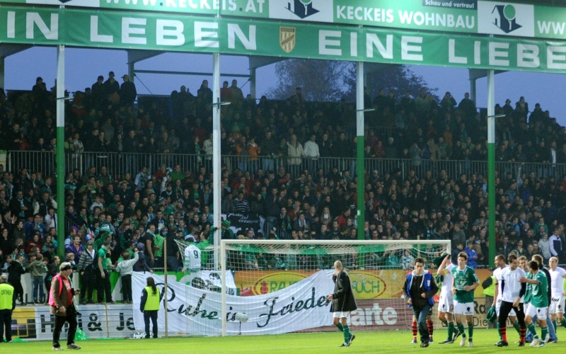Vor dem Spiel gedenkten die Besucher des Westderbys an den verstorbenen Austrianer Simon Wüsthoff