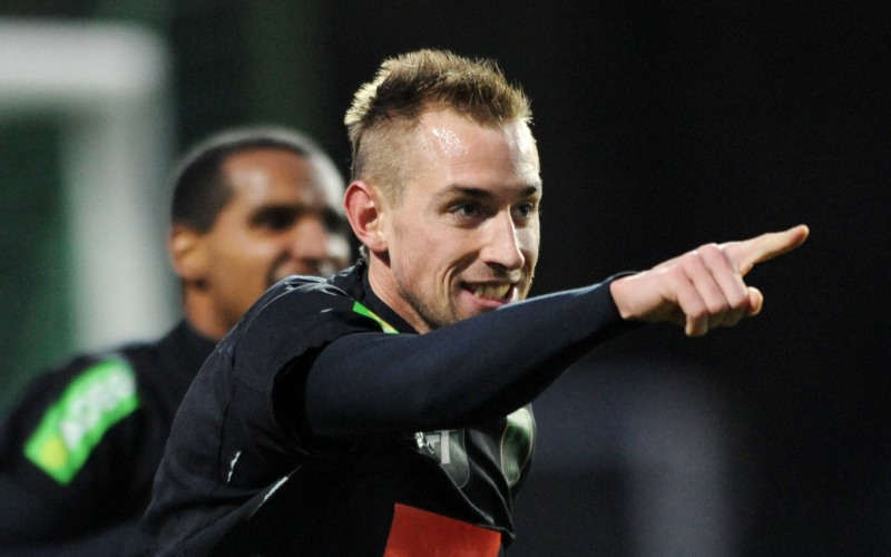 Sein Jubel führte direkt zu Masseur Anton Jungmann: Ulrich Winkler nach dem 0:3 in Gratkorn