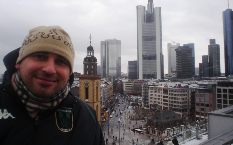 Ein Tiroler erobert Hamburg: Tommy vor der Skyline Hamburgs