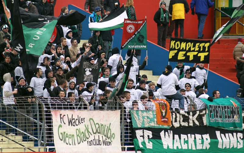 Über 400 Fans feierten den FC Wacker Innsbruck in der Südstadt