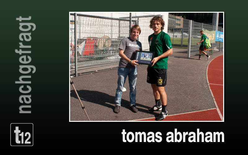 Tomas Abraham bei der Übergabe der Spieler der Runde Trophäe