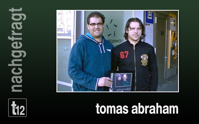 T. Abraham bei der Übergabe der Spieler der Runde Trophäe