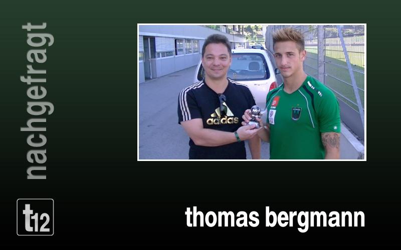 Thomas Bergmann bei der Übergabe der Spieler der Runde Trophäe