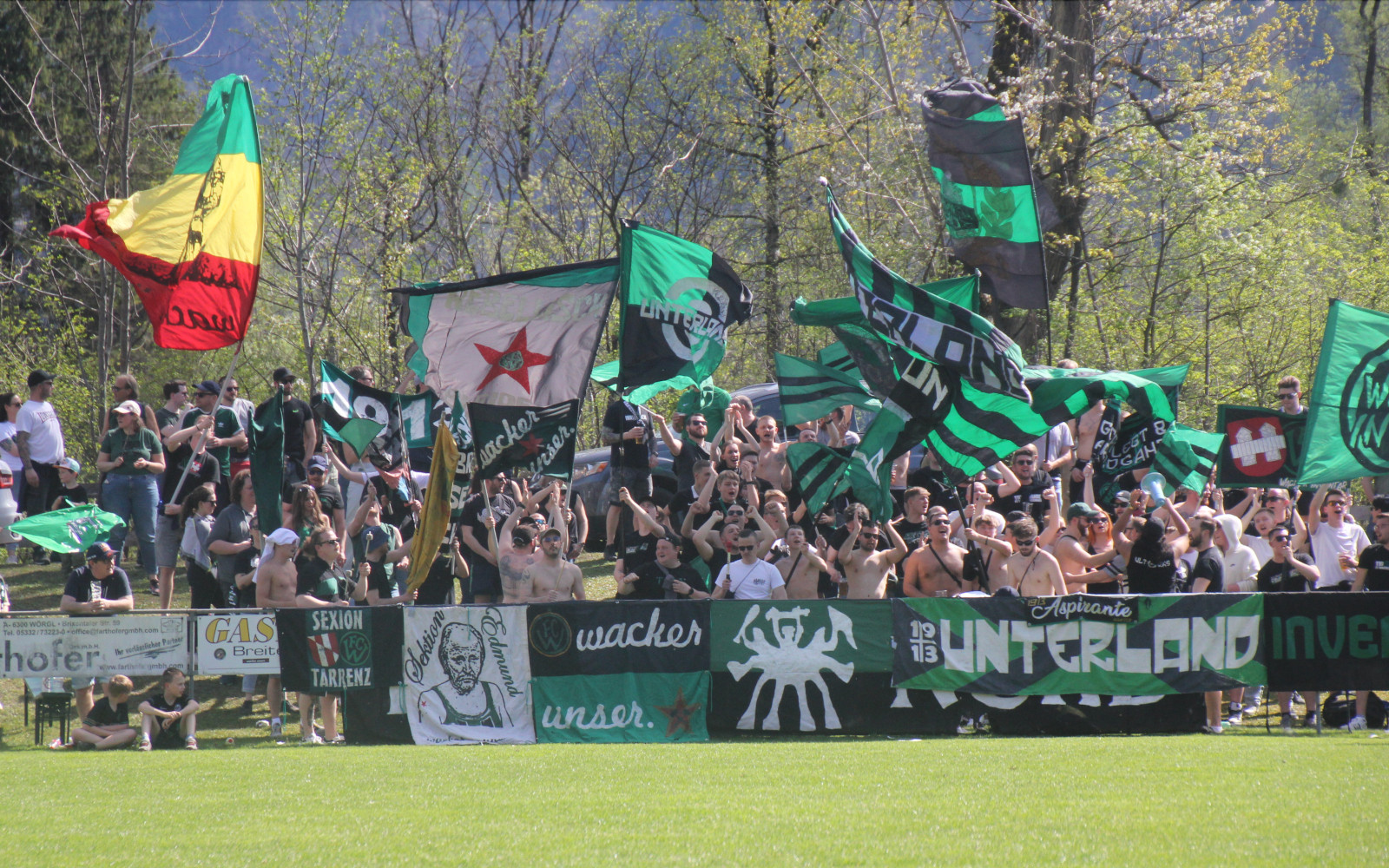 Fußball pur mit Dorfplatzidylle