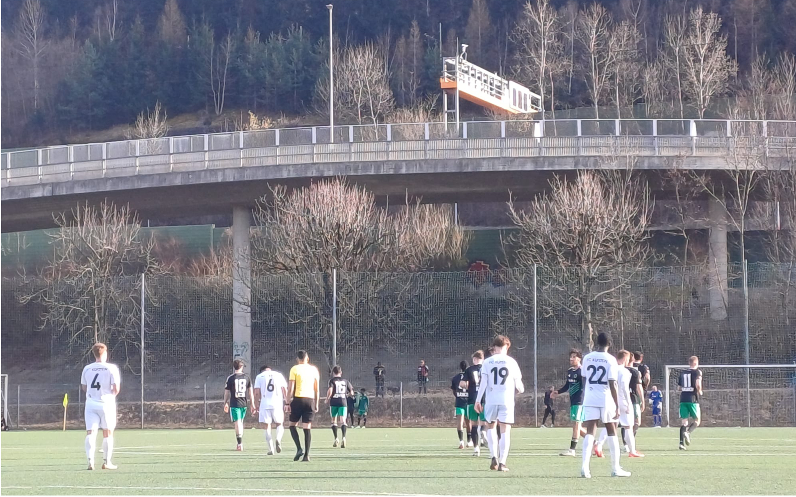 Fußball unter der Autobahn